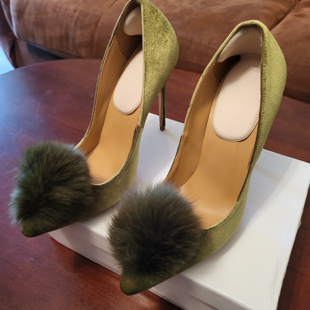 Chic Green Heels with Fluffy Pom-Poms
